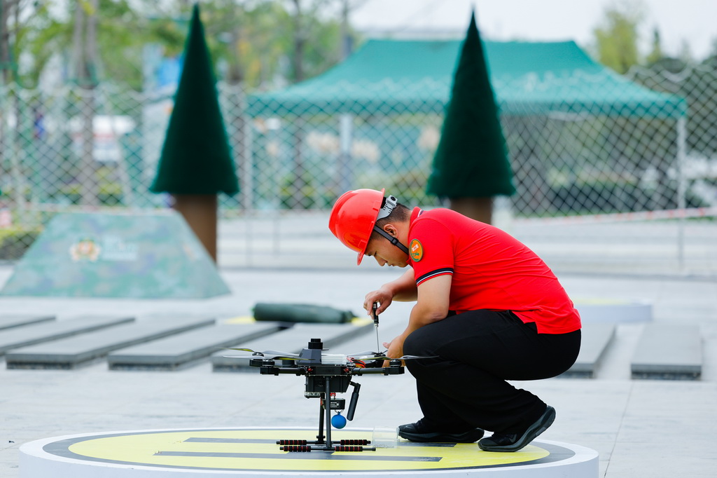 9月24日，選手在無(wú)人機(jī)裝調(diào)檢修工決賽中準(zhǔn)備執(zhí)行飛行任務(wù)。新華社記者 沈伯韓 攝