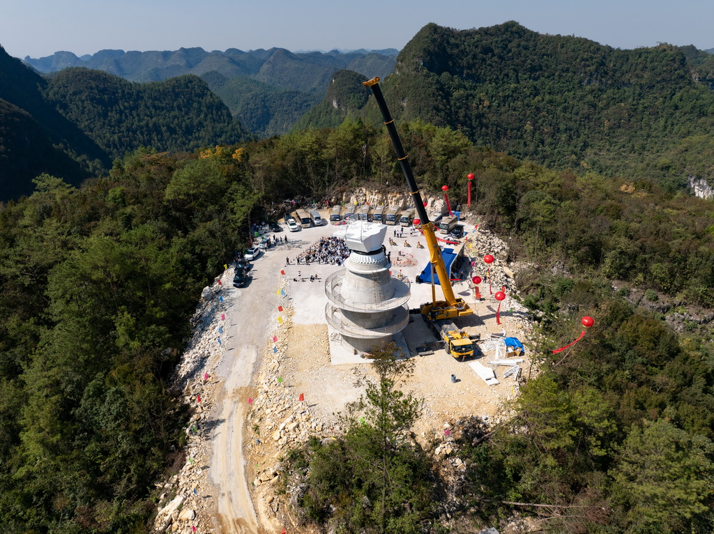 9月25日，首臺(tái)核心陣試驗(yàn)樣機(jī)在吊裝中（無人機(jī)照片）。新華社記者 劉續(xù) 攝