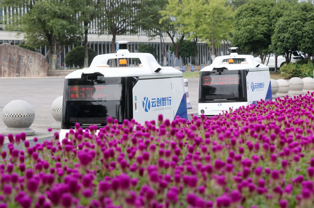 9月25日，兩輛無人駕駛清掃車在浙江省湖州市德清縣武康街道道路上作業(yè)。