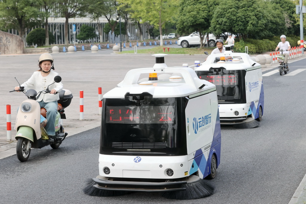 9月25日，兩輛無人駕駛清掃車在浙江省湖州市德清縣武康街道道路上作業(yè)。