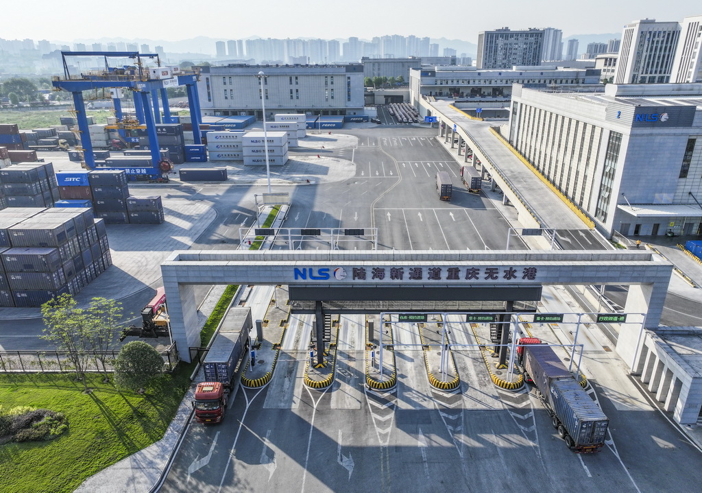 10月28日，轉(zhuǎn)運卡車在陸海新通道重慶無水港來往穿梭（無人機照片）。