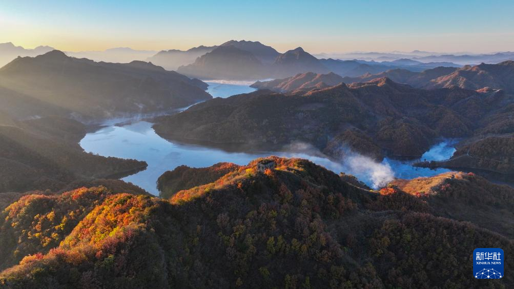 10月28日在河北省遷西縣拍攝的潘家口水庫長城晨景（無人機照片）。新華社發(fā)（劉滿倉攝）