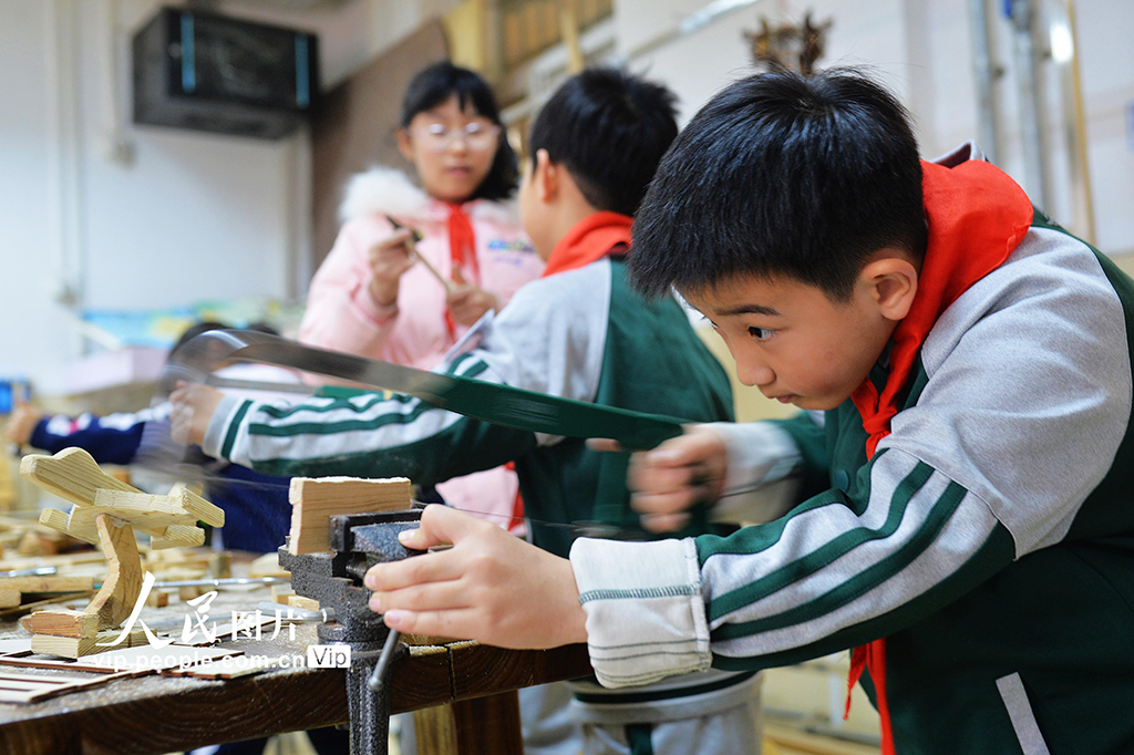 山東青島：“木工課堂”學技能