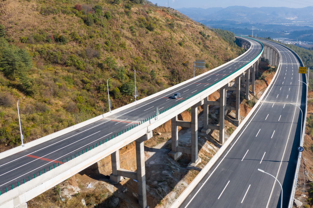 2025年1月1日，汽車行駛在三清高速公路前所村特大橋上（無人機(jī)照片）。