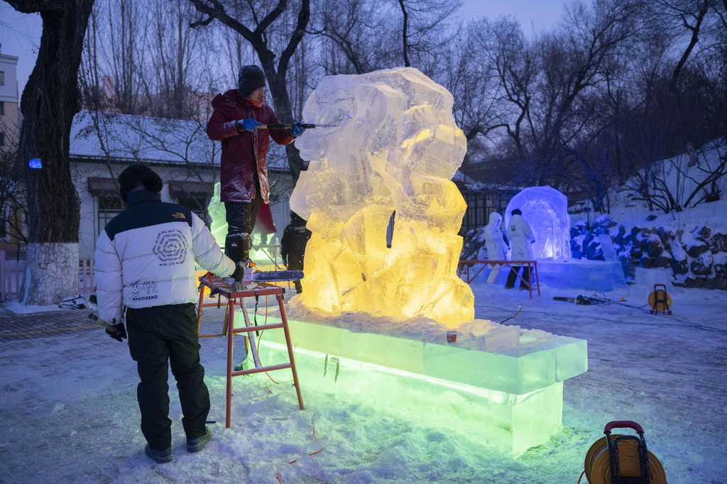 1月2日，在哈爾濱市道里區(qū)，冰雕師在兆麟公園內(nèi)創(chuàng)作冰雕作品。