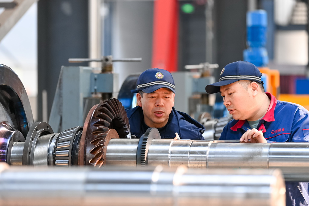 1月2日，工作人員在哈爾濱鐵路工業(yè)集團有限公司生產(chǎn)車間檢查齒輪裝配尺寸。新華社發(fā)（原勇攝）