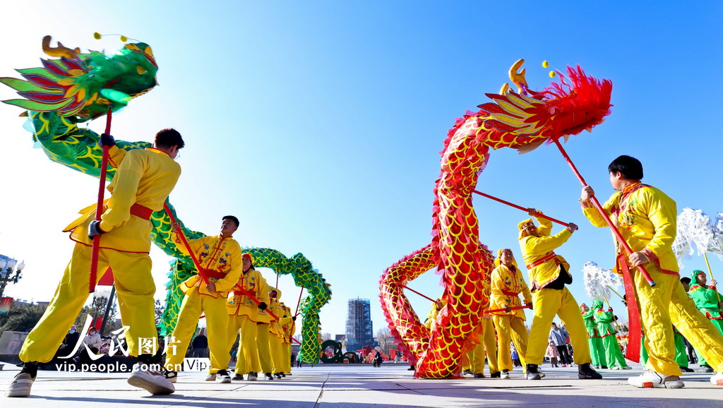 2025年1月19日，甘肅省張掖市甘州區(qū)中心廣場上，甘州區(qū)非遺保護(hù)中心的工作人員同非遺愛好者們一起排練非遺節(jié)目。