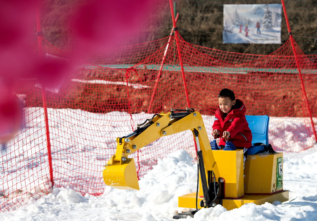 1月19日，在邯鄲市復(fù)興區(qū)東高河村滑雪場，小朋友在體驗雪地挖掘機項目。