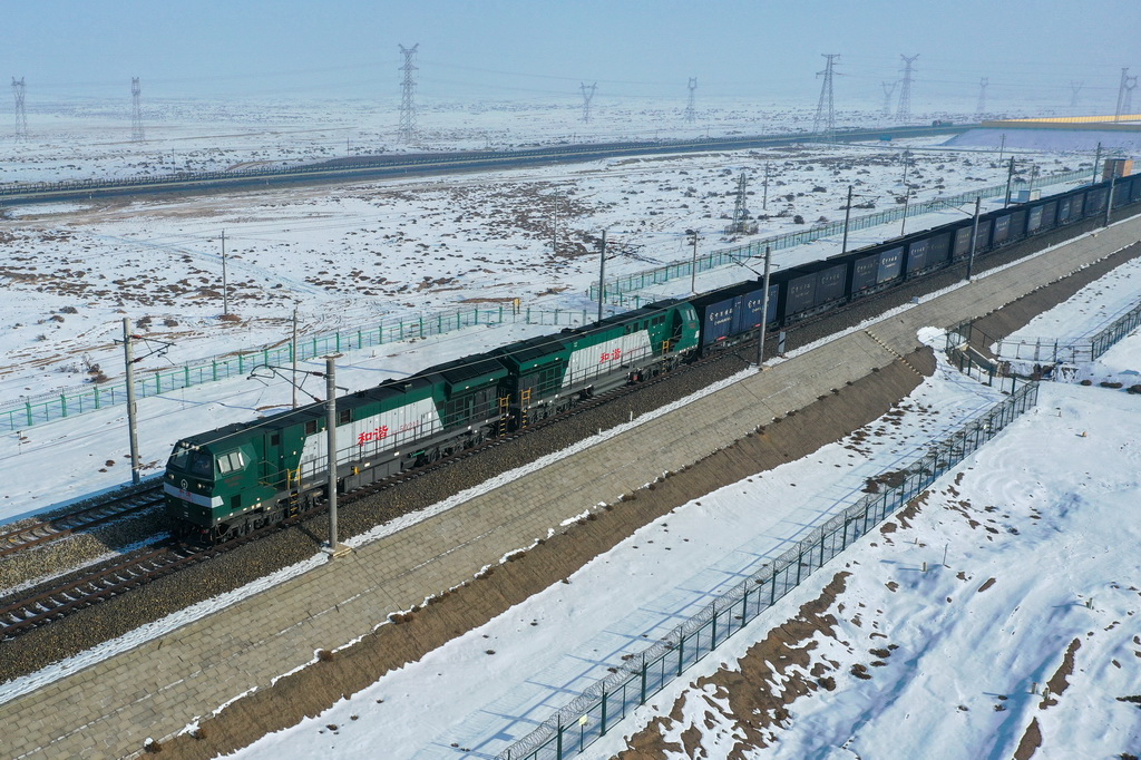 一列滿載煤炭的出疆“百輛萬噸”貨運列車行駛在烏將鐵路上（1月21日攝，無人機照片）。