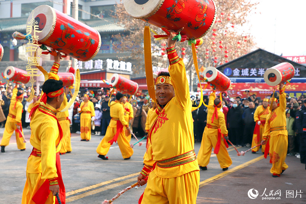 2025年1月29日，蘭州太平鼓、舞獅、軍儺、秦腔等精彩的蘭州市經(jīng)典非物質(zhì)文化遺產(chǎn)代表性項目在金城關(guān)黃河文化旅游街區(qū)廣場集中亮相。人民網(wǎng)記者 焦隆攝